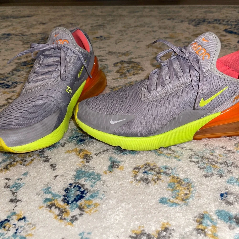 Women’s Nike 270s - Picture 3 of 5